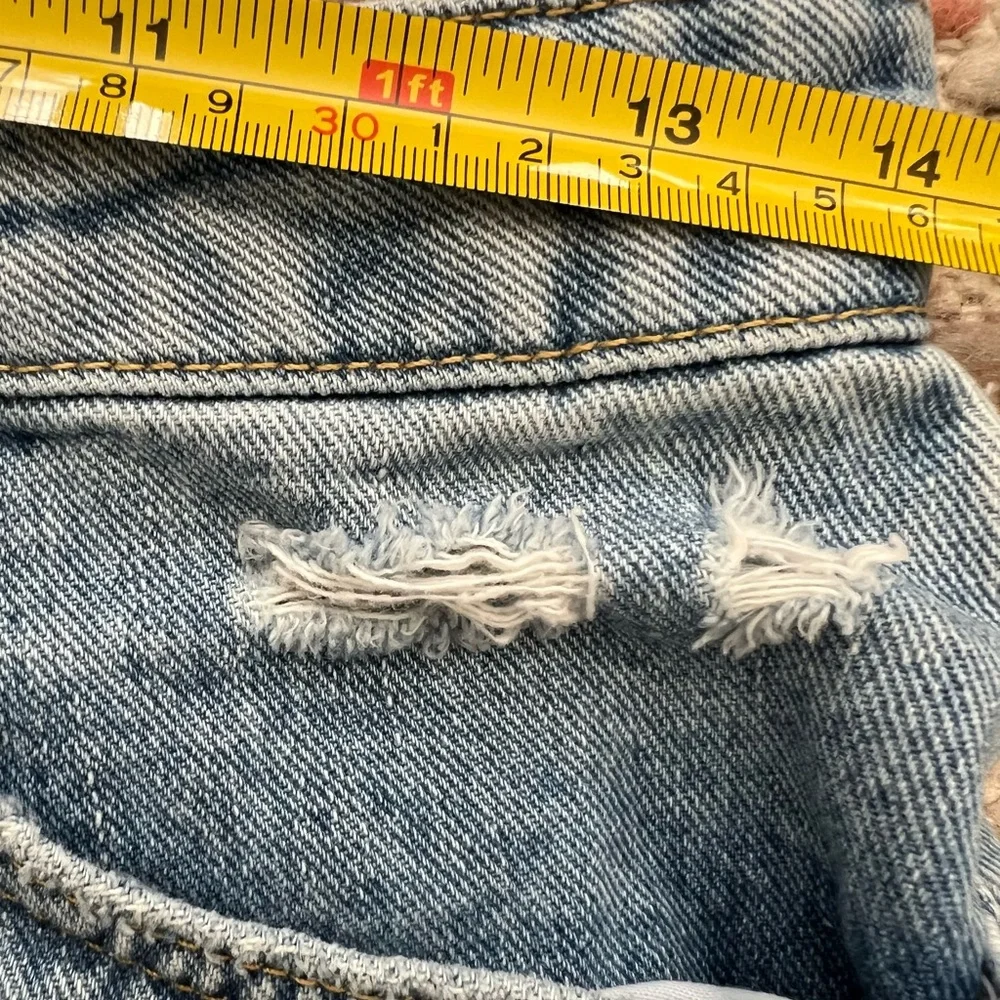 BDG Urban Outfitters 90s Long Inseam Denim Shorts Light Wash‎ Distressed